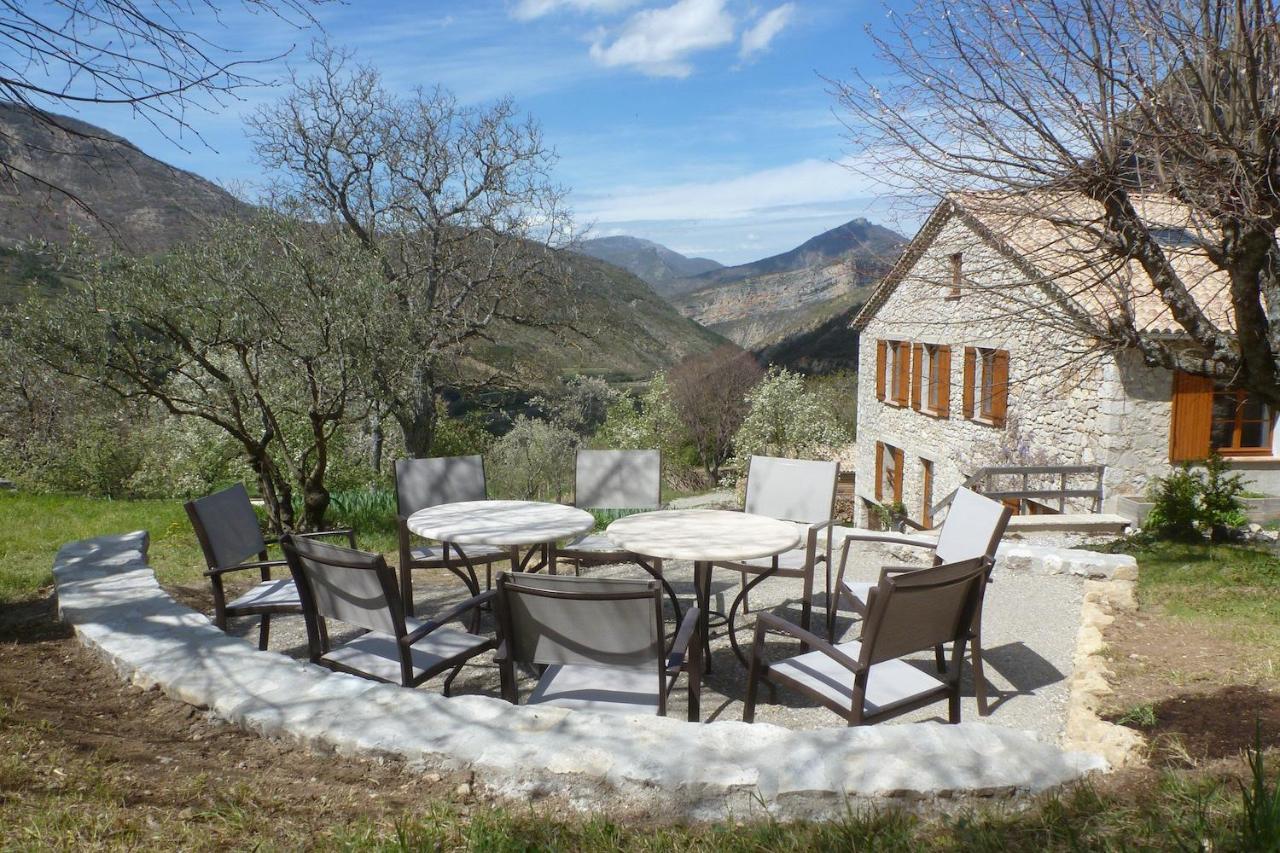 Entre Terre Et Ciel Bed & Breakfast Rémuzat Exterior foto